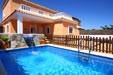 casa con piscina con jacuzzi