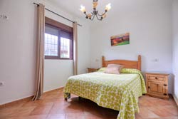 Chalet con piscina privada situado en zona tranquila y bien comunicada. Barbacoa, porche, cerca de las playas de Conil y Chiclana.
para 6 personas