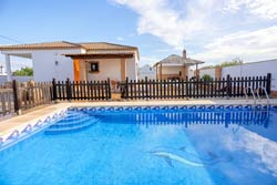 3 dormitorios,6 personas. Chalet con piscina privada situado en zona tranquila y bien comunicada. Barbacoa, porche, cerca de las playas de Conil y Chiclana.
