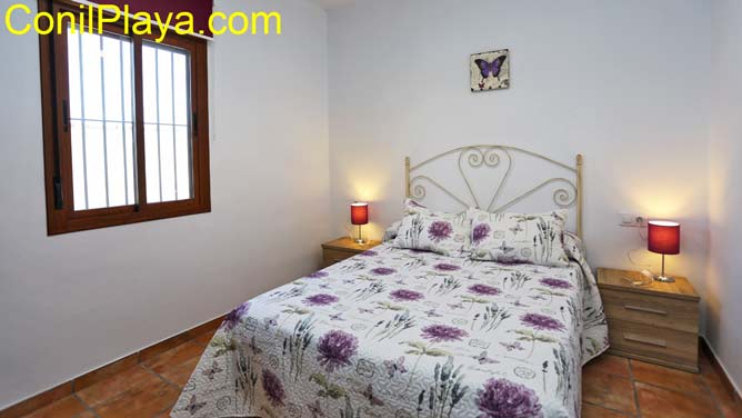 dormitorio principal con cama de matrimonio