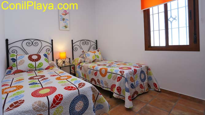 dormitorio con 2 camas individuales