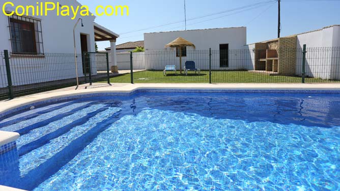 piscina del chalet en conil con tumbonas