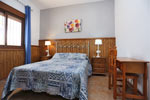 Chalet con piscina privada en zona muy tranquila a pocos minutos de Conil en coche, de nueva construcción. Consta de 2 dormitorios, salón - comedor, cocina completamente equipada, cuarto de lavado, cuarto de baño con placa de ducha.
capacidad para 4 personas