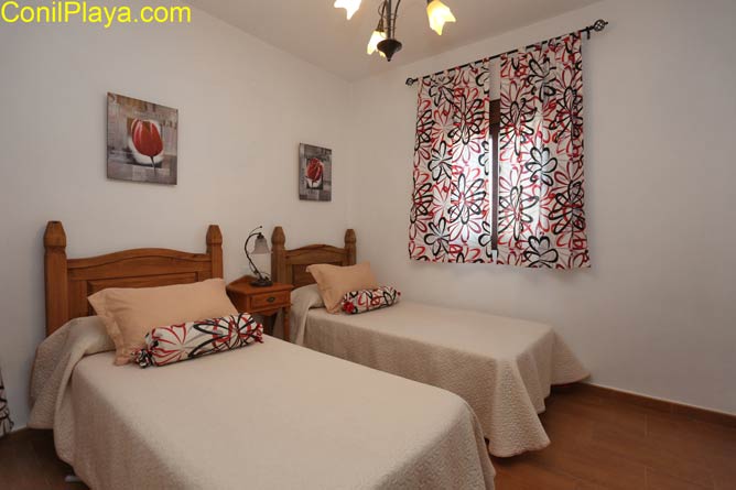 dormitorio con 2 camas individuales