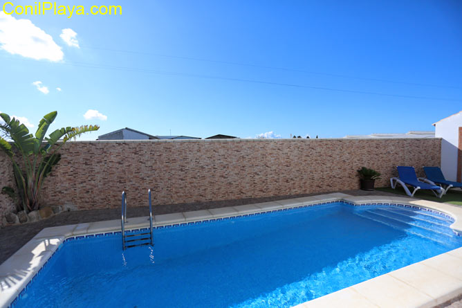 piscina del chalet en Conil, es amplia y vallada