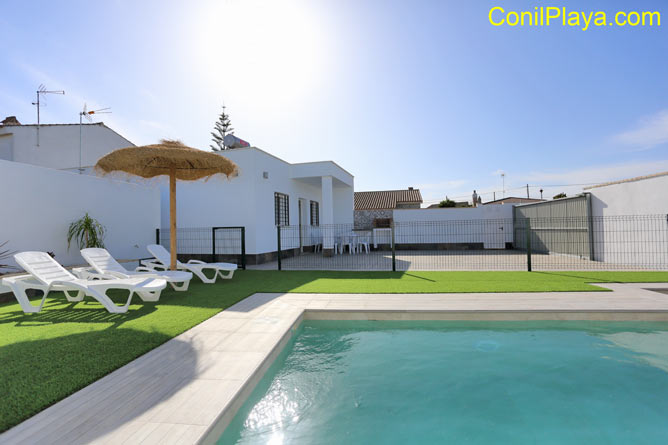 chalet conil piscina