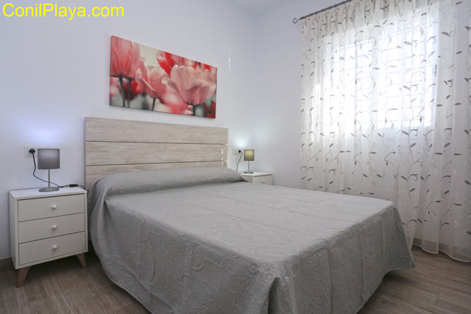 dormitorio con cama de matrimonio