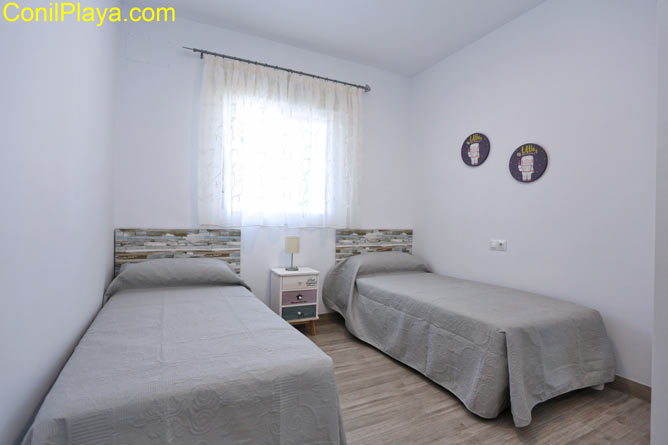 dormitorio con 2 camas individuales