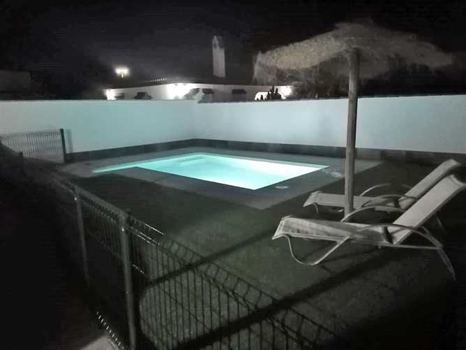 piscina luz noche