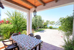 3 dormitorios,7 personas. Chalet con piscina privada en zona rural muy tranquila y a pocos minutos de las excelentes playas de Conil y La Barrosa. Barbacoa, porche, aparcamiento privado. 