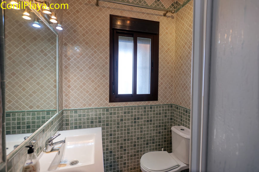 Cuarto de baño pequeño con ventana espejo y lavabo moderno