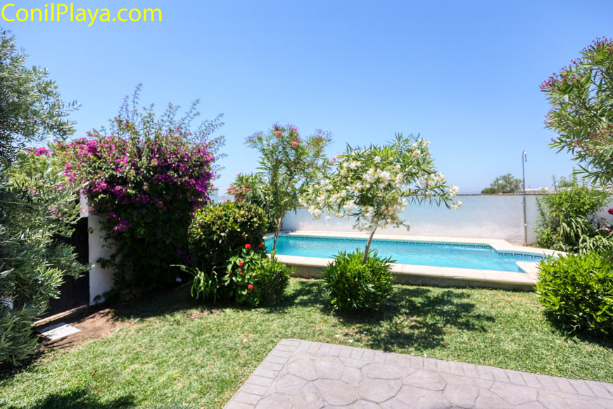 Zona ajardinada privada con piscina vista desde el jardín