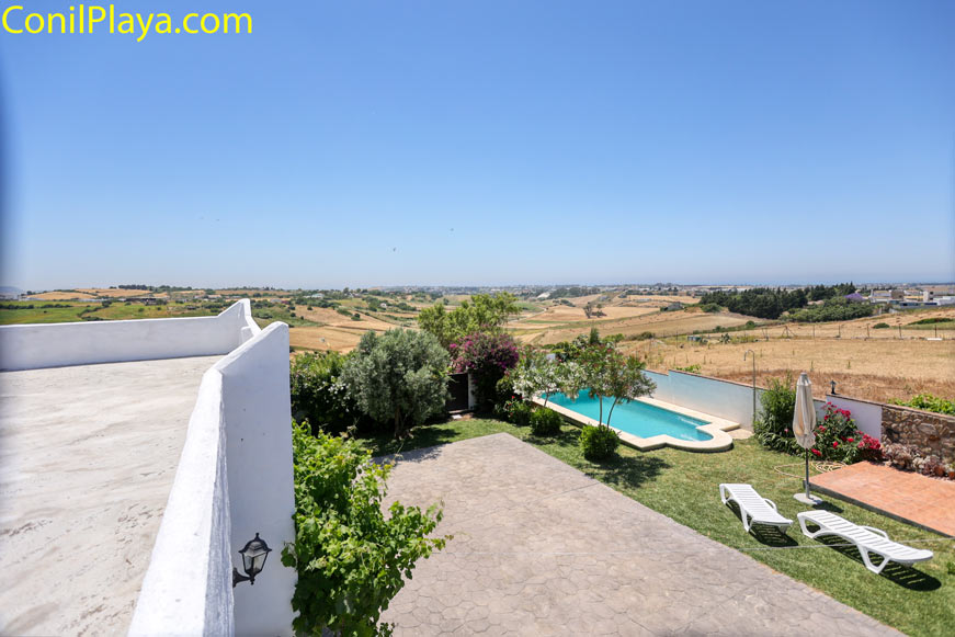 Vistas amplias del campo y piscina privada desde la azotea