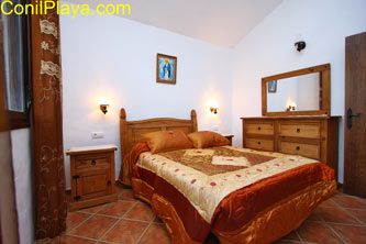 dormitorio principal con cama de matrimonio