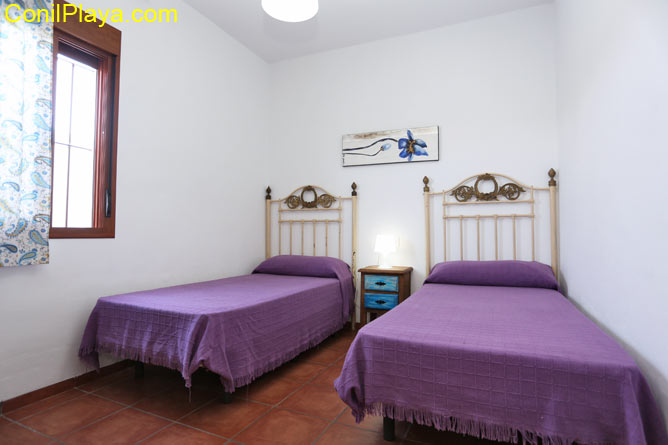 dormitorio con 2 camas individuales