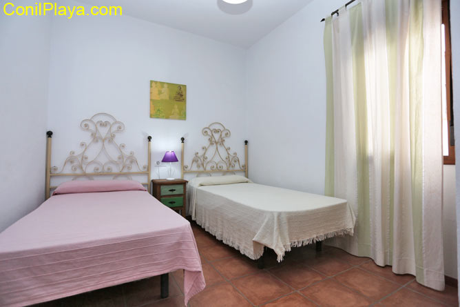 dormitorio con 2 camas