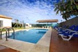 Tranquila casa con piscina cerca de El Colorado, en Barrio Nuevo. Cerca de la autovía. Amplio jardín, 2 baños, uno de los baños se encuentra en el dormitorio principal, cocina (lavavajillas, microondas, lavadora, etc.), chimenea, barbacoa.
Ver las fotos