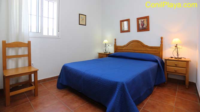 Dormitorio con cama de matrimonio