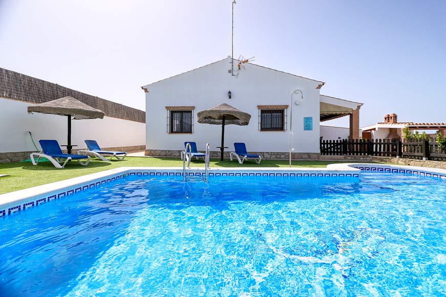 chalet conil alquiler piscina