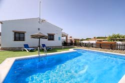 Alquiler de Chalet en Conil para 4 personas (max 7) Con piscina.