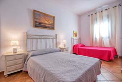 Estupendo chalet con piscina privada en Conil, en zona muy tranquila y cerca de la autovía. 10 personas, 4 dormitorios. A 12 minutos de la playa en coche. Chalet para 10 personas