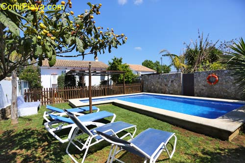 Vista exterior del jardín y de la piscina del chalet en Conil de la Frontera