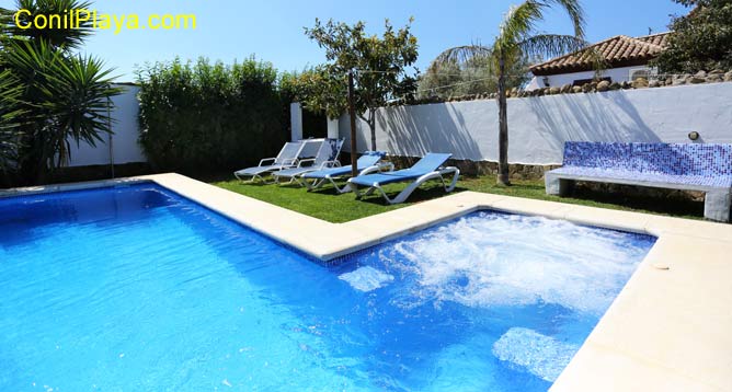 piscina con jacuzzi