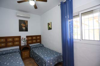 dormitorio con 2 camas individuales