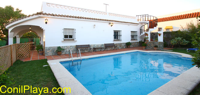 chalet en Conil con piscina