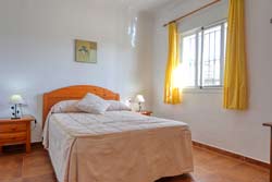 Estupendo chalet con piscina privada en Roche Viejo, porche, barbacoa, merendero. Muy tranquilo.
Capacidad para 6 personas, 3 dormitorios