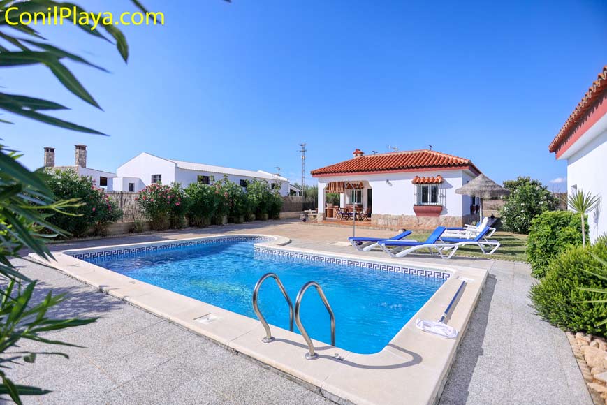 chalet conil piscina