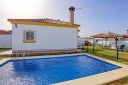 2 dormitorios,4 personas. chalet junto al pinar de Roche en zona muy tranquila. Amplio jardín, barbacoa. Cerca de Conil y sus playas
