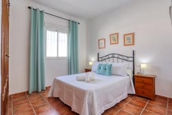 chalet junto al pinar de Roche en zona muy tranquila. Amplio jardín, barbacoa. Cerca de Conil y sus playas
Chalet de 2 dormitorios para 4 personas