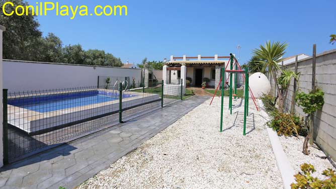 chalet en conil con piscina vallada