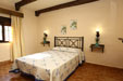 Tranquilo chalet en zona relajada y bien comunicada. Barbacoa, porche, columpios. Chalet de 2 dormitorios que dispone de un amplio salón - cocina - comedor, cuarto de baño con placa de ducha, porche, barbacoa, aparcamiento en el interior de la parcela.
Chalet de 2 dormitorios para 5 personas.