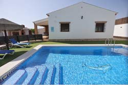 Alquiler de Chalet en Conil para 4 personas (max 6) Con piscina.