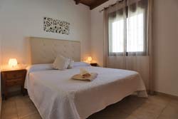 Chalet situado en zona muy tranquila de Conil, lejos de ruidos. Ideal para descansar en la mayor tranquilidad. Barbacoa, porche, aparcamiento privado.
capacidad para 4 personas