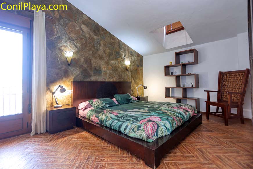 dormitorio principal con cama de matrimonio