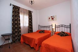Estupendo chalet con piscina privada situado en zona tranquila y a pocos minutos de la playa. Barbacoa, 2 porches
chalet de 3 dormitorios y capacidad para 8 personas.