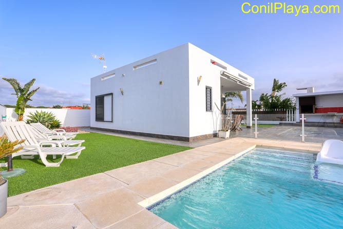 chalet conil piscina barbacoa