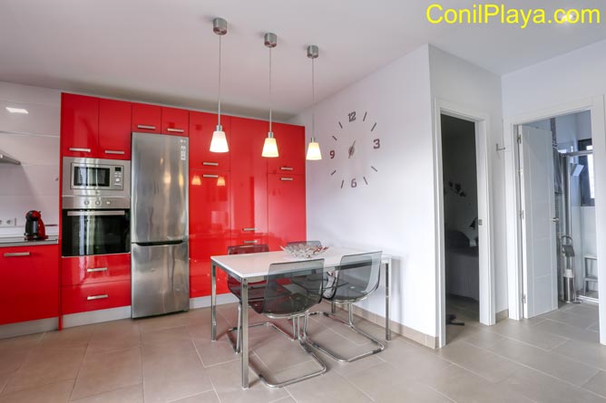 comedor junto a la cocina con mesa de cristal