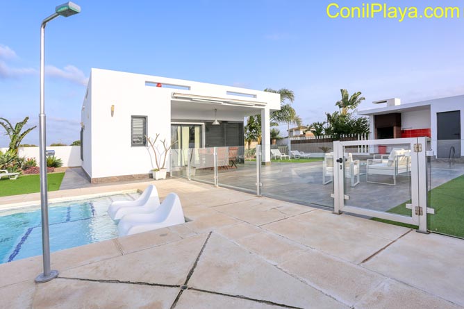 Chalet en Conil con piscina privada y barbacoa