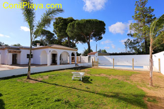 chalet en Conil con amplio jardín y piscina