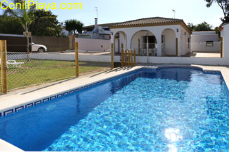 Vista de la piscina del chalet en La Dehesa de la villa