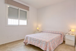 Chalet situado a las afueras de Conil, a 7 minutos de la playa de Los Bateles en coche. Piscina privada, barbacoa, muy tranquila. Ideal familias.
alquiler de vacaciones para 6 u 8 personas
