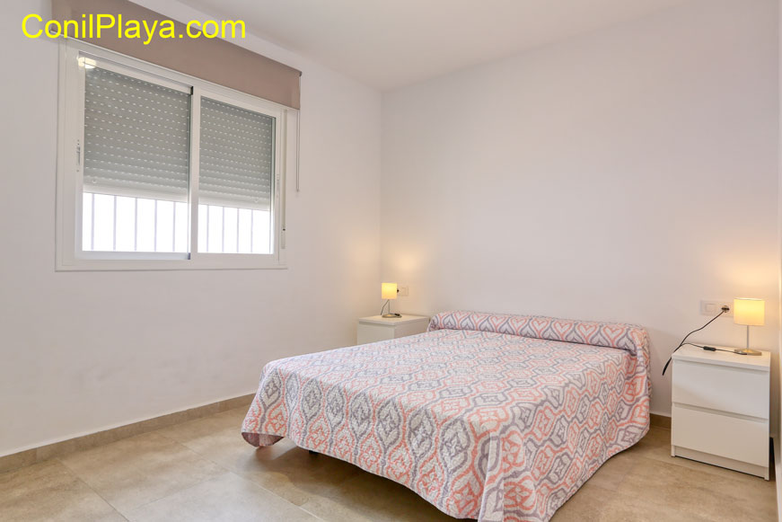 dormitorio con cama de matrimonio