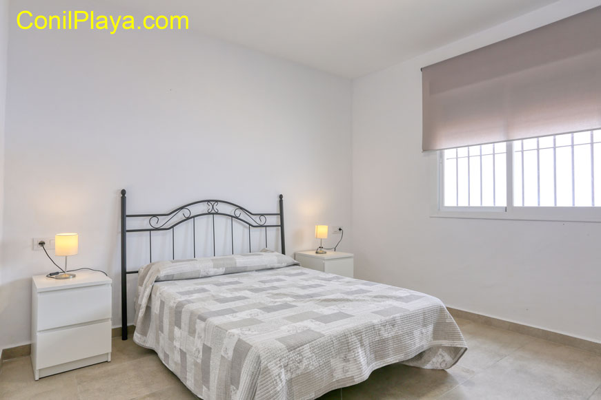 dormitorio con cama de matrimonio