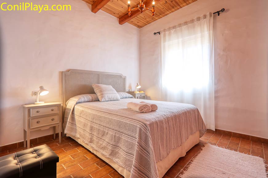 dormitorio principal con cama de matrimonio