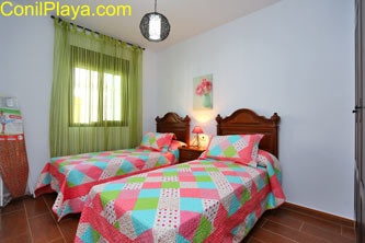 Dormitorio con 2 camas individuales