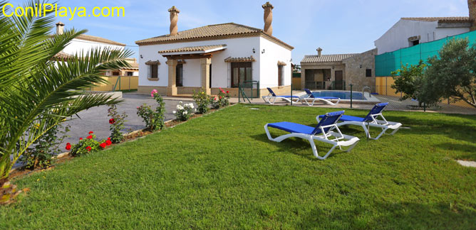 chalet con piscina vallada y jardín amplio